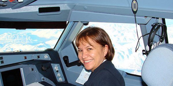 Sandrine Tupai Turquem en uniforme dans un cockpit d'avion.