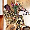 Anita Bazir, assise devant un bouquet de fleurs